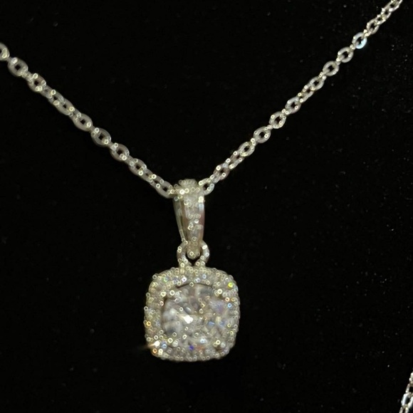 GORGEOUS NECKLACE AND EARRINGS SET - Picture 3 of 4